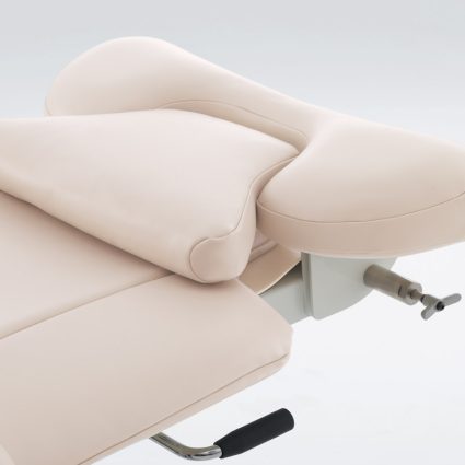 Riche Eyelash Service Chair lifestyle salon photo